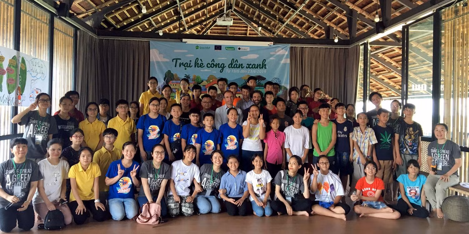 Cô Thảo và các em học sinh trong buổi học ngoại khóa. Ảnh: NVCC. Cô Thảo và các em học sinh trong buổi học ngoại khóa. Ảnh: NVCC.