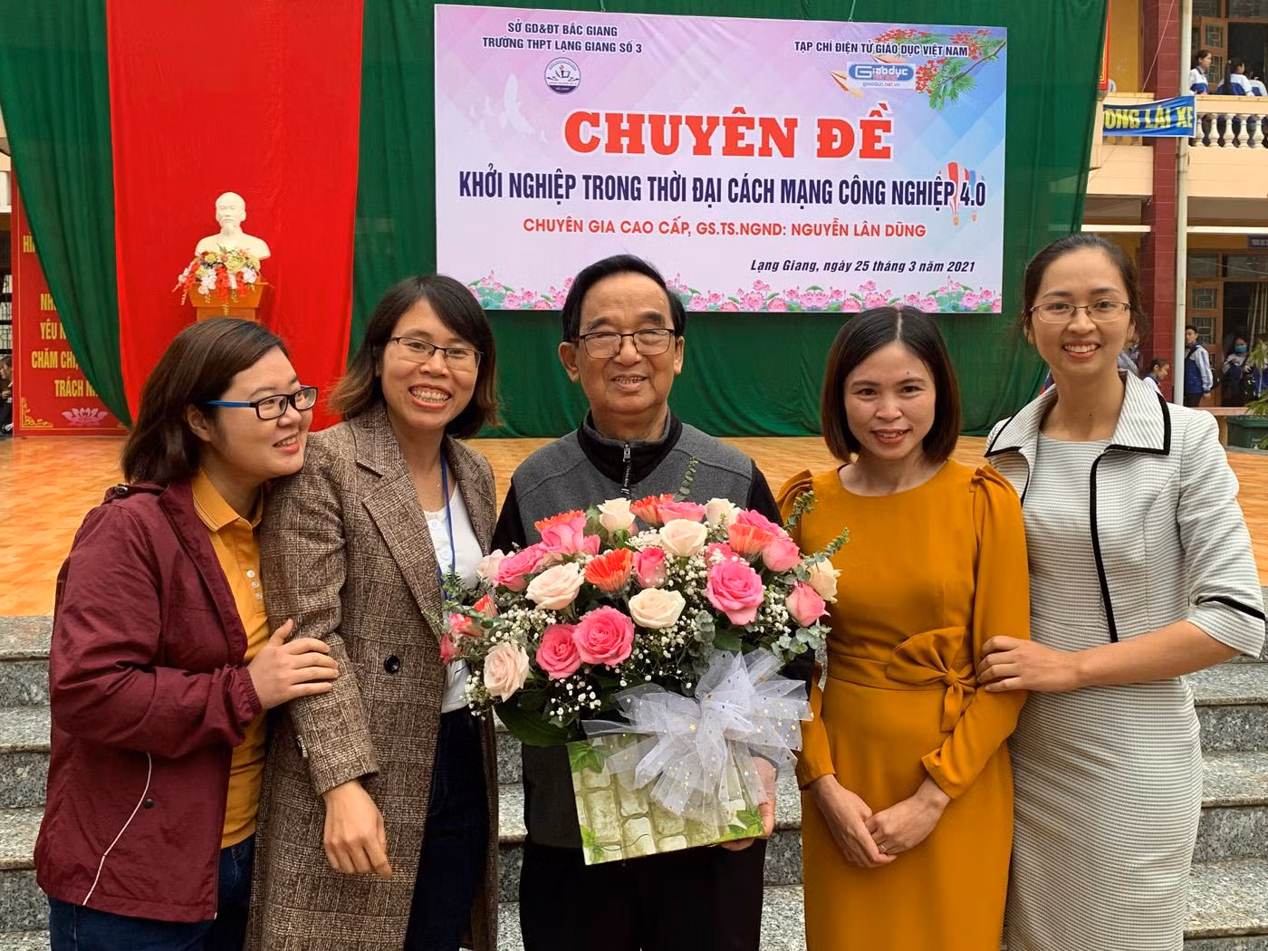 Giáo viên Trường Trung học phổ thông Lạng Giang số 3 chụp ảnh lưu niệm với Giáo sư Nguyễn Lân Dũng tại hội thảo. Ảnh: Tùng Dương.