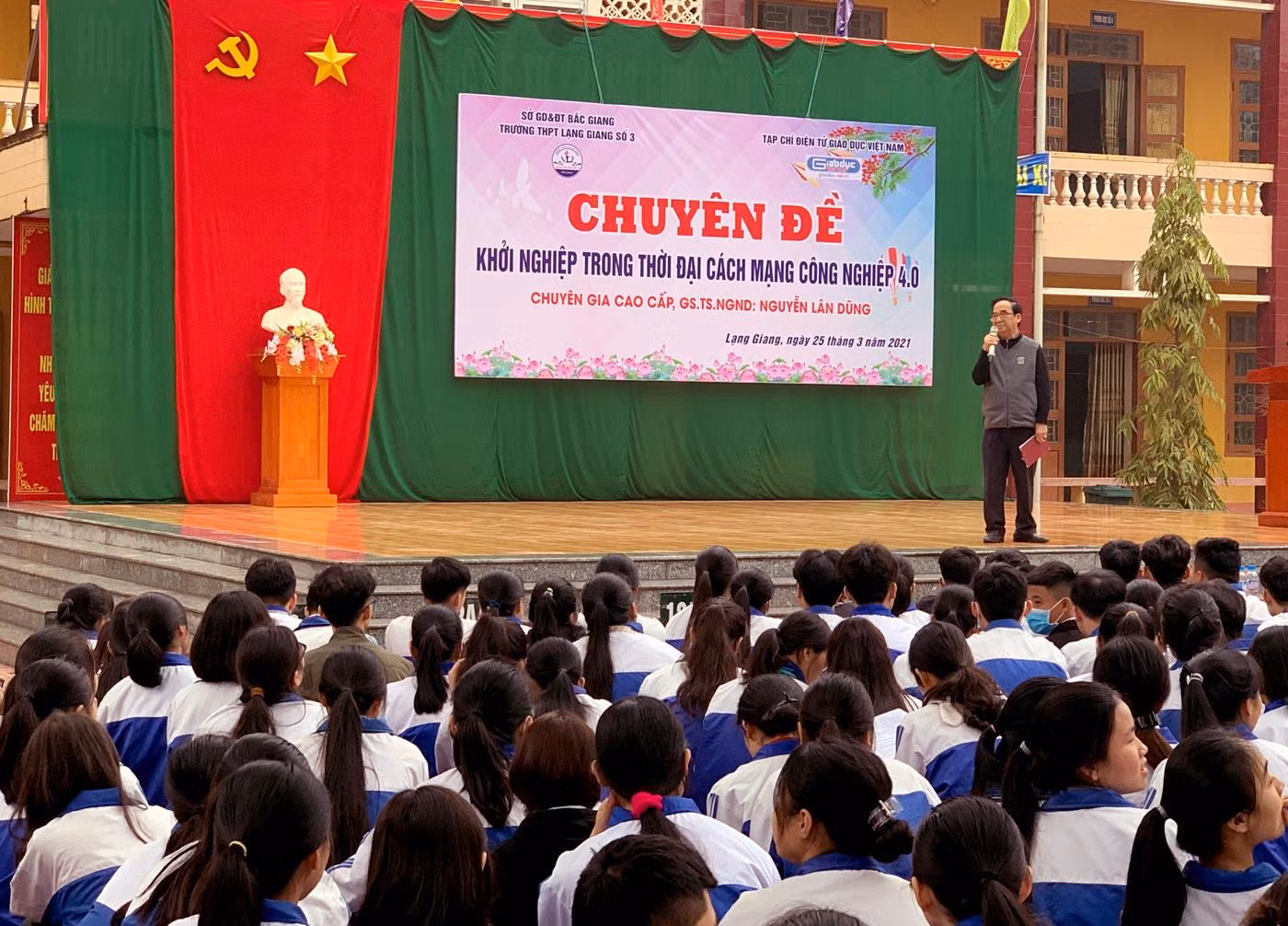 Với lối nói chuyện dí dỏm, hấp dẫn, Giáo sư Nguyễn Lân Dũng đã dẫn dắt các thầy cô giáo, các em học sinh đi từ bất ngờ này tới bất ngờ khác. Ảnh: Tùng Dương.