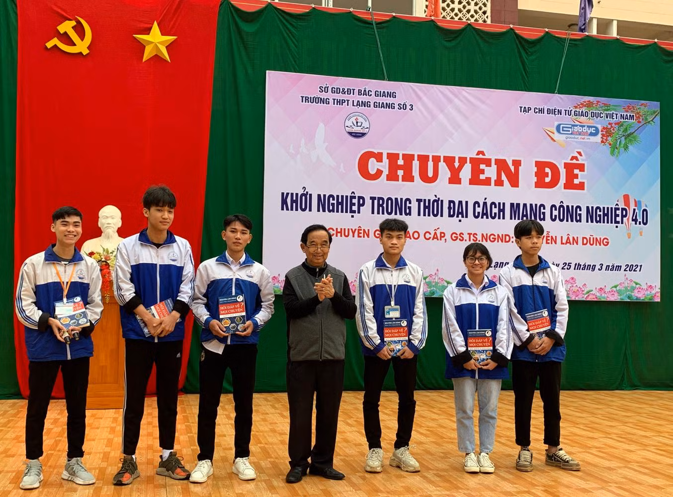 Đại diện học sinh của 3 khối lớp 10 - 11 và 12 giao lưu với Giáo sư Nguyễn Lân Dũng. Ảnh: Tùng Dương.