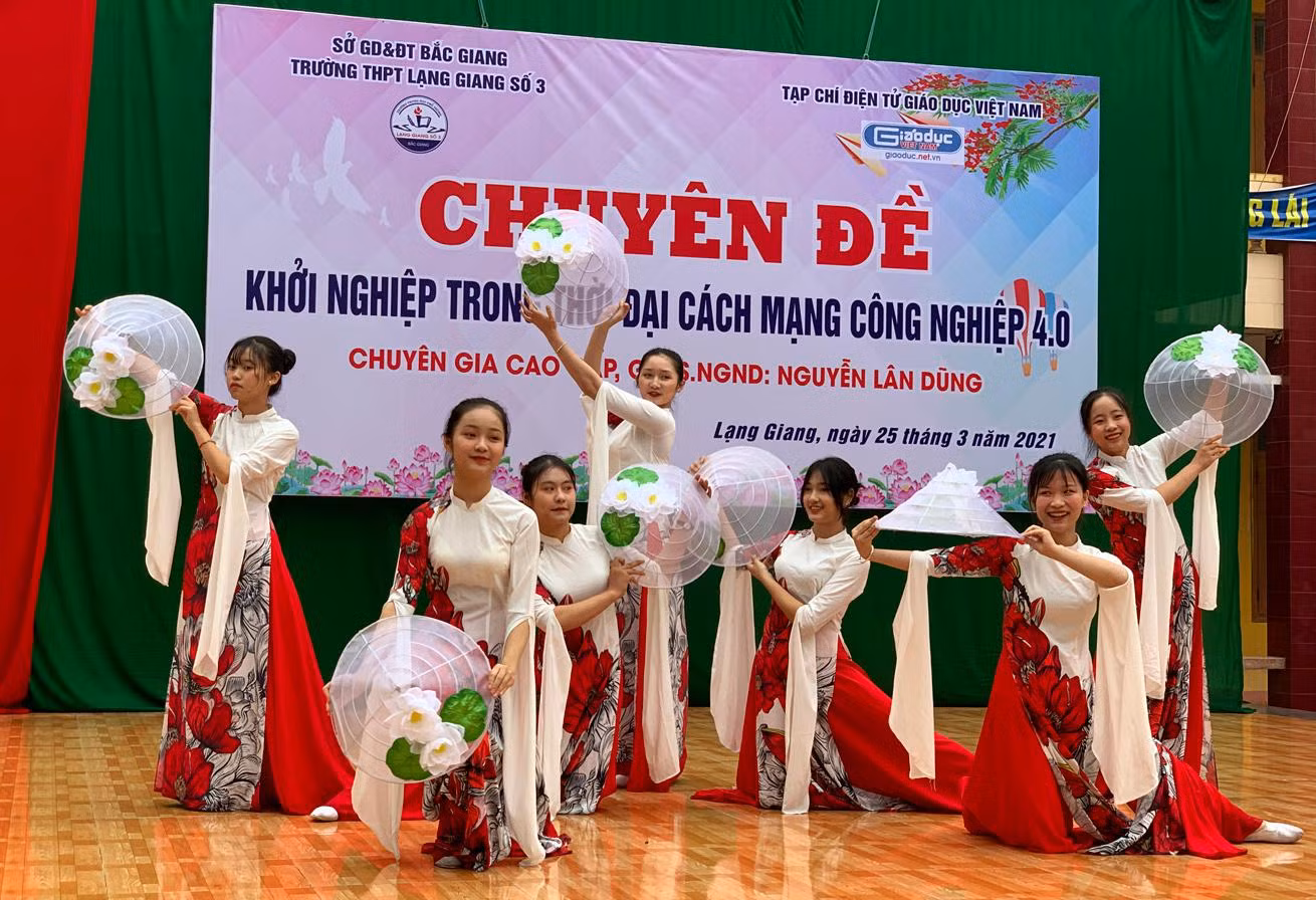 Tiết mục múa "Chào Việt Nam" của các em học sinh lớp 11 A1 và lớp 11A 2 Trường Trung học phổ thông Lạng Giang số 3. Ảnh: Tùng Dương.