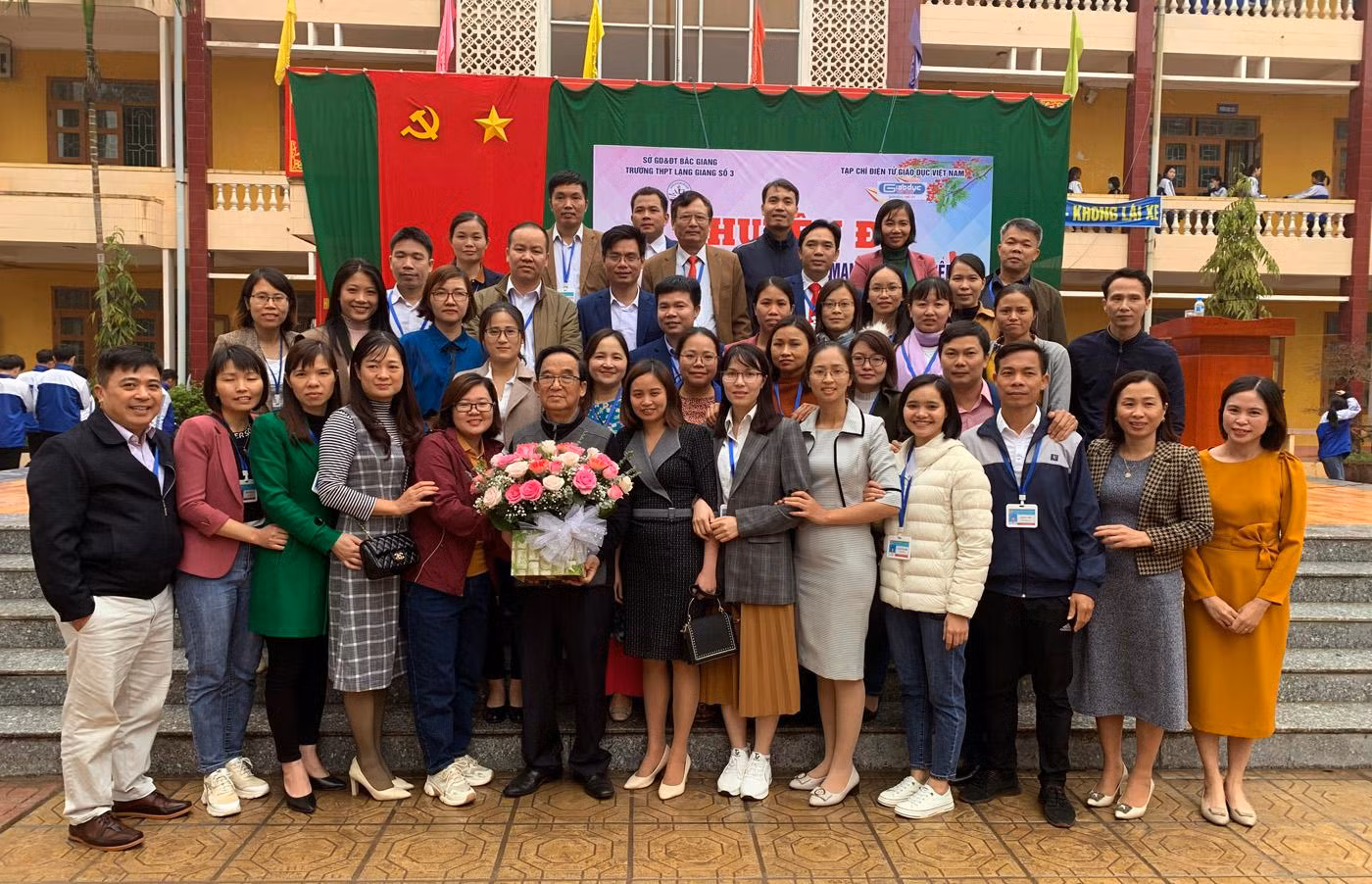 Tập thể cán bộ, giáo viên Trường Trung học phổ thông Lạng Giang số 3 chụp ảnh lưu niệm với Giáo sư Nguyễn Lân Dũng. Ảnh: Tùng Dương.