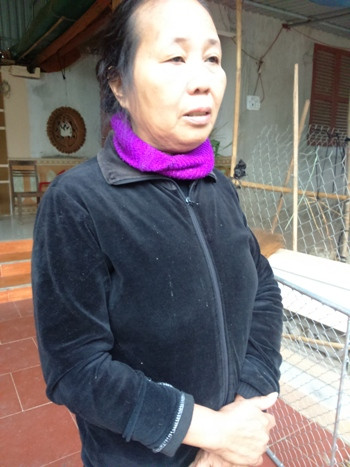 Bà Hoàng Thị Bình khóc lóc, bất an lo lắng cho tính mạng của đứa con và đứa cháu mình đang kẹt dưới hầm thủy điện tại Lâm Đồng Bà Hoàng Thị Bình khóc lóc, bất an lo lắng cho tính mạng của đứa con và đứa cháu mình đang kẹt dưới hầm thủy điện tại Lâm Đồng