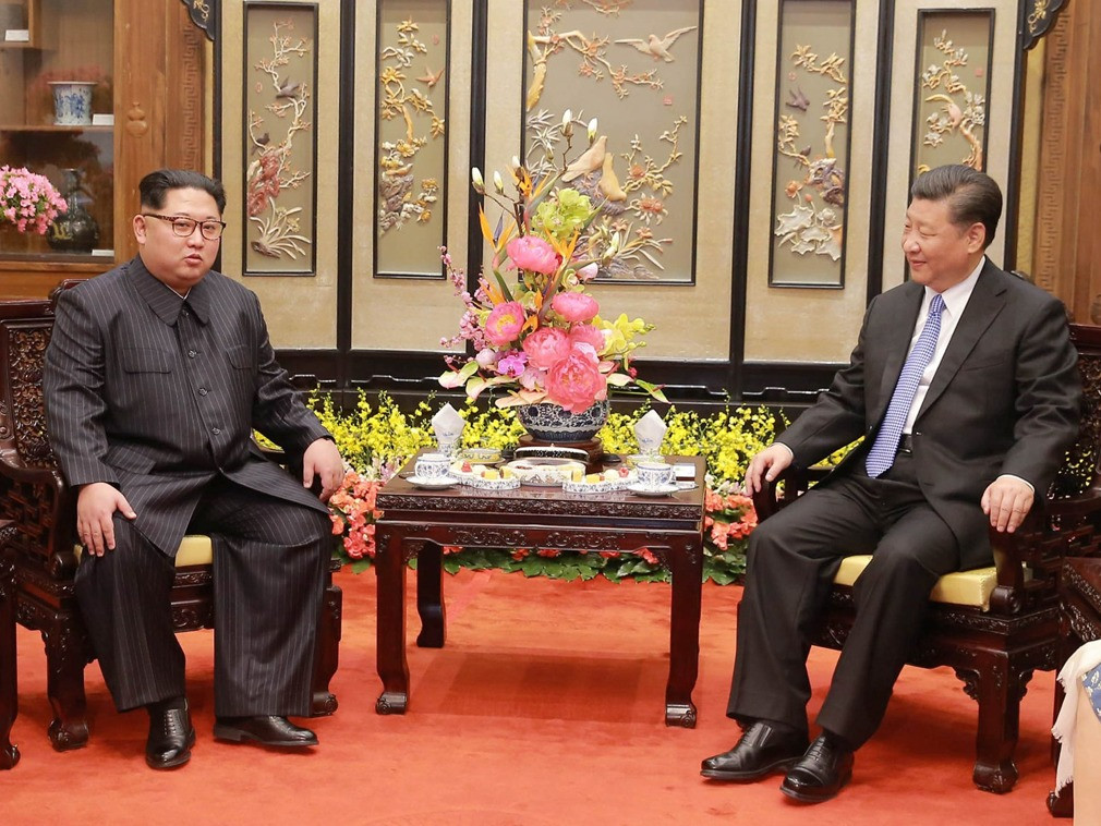 Nhà lãnh đạo Triều Tiên Kim Jong-un khiêm tốn, nhưng tự tin và làm chủ tình huống khi tiếp xúc với ông Tập Cận Bình, ảnh: Reuters. Nhà lãnh đạo Triều Tiên Kim Jong-un khiêm tốn, nhưng tự tin và làm chủ tình huống khi tiếp xúc với ông Tập Cận Bình, ảnh: Reuters.