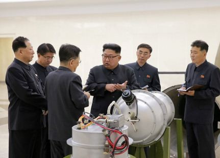 Các quan chức Triều Tiên dù lớn dù nhỏ, khi gặp ông Kim Jong-un dường như ai cũng mang theo sổ tay và cây bút để ghi chép. Ảnh: KCNA / Reuters. Các quan chức Triều Tiên dù lớn dù nhỏ, khi gặp ông Kim Jong-un dường như ai cũng mang theo sổ tay và cây bút để ghi chép. Ảnh: KCNA / Reuters.