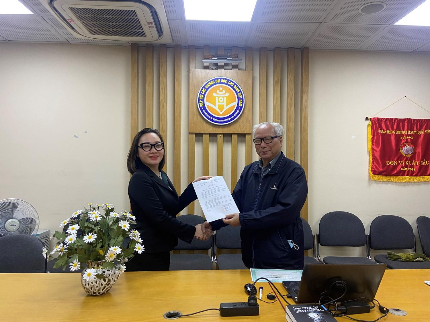 Tiến sĩ Lê Viết Khuyến - Phó Chủ tịch Hiệp hội trao Quyết định công nhận VTVlive là hội viên của Hiệp hội