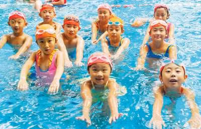 Bơi lội là môn thể thao thích hợp cho ngày nắng nóng.