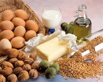 Các loại thực phẩm chứa nhiều năng lượng mà bạn nên áp dụng vào chế độ ăn hàng tuần của mình như: Hạnh nhân, bơ, cải xoong, các loại hạt nguyên vỏ (hạt kê, hạt rau dền...),...