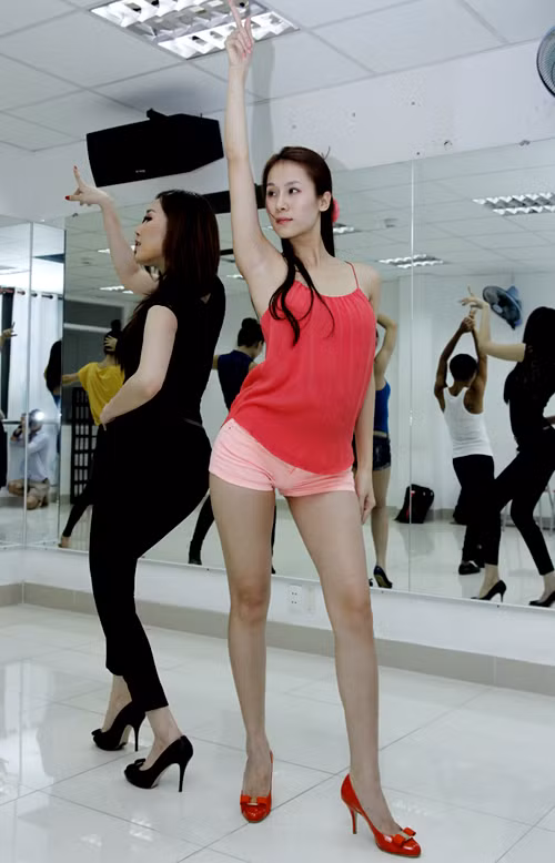 Cô ăn mặc thoải mái, mát mẻ hơn các người mẫu khác. (Theo Ngôi Sao) Cô ăn mặc thoải mái, mát mẻ hơn các người mẫu khác. (Theo Ngôi Sao)