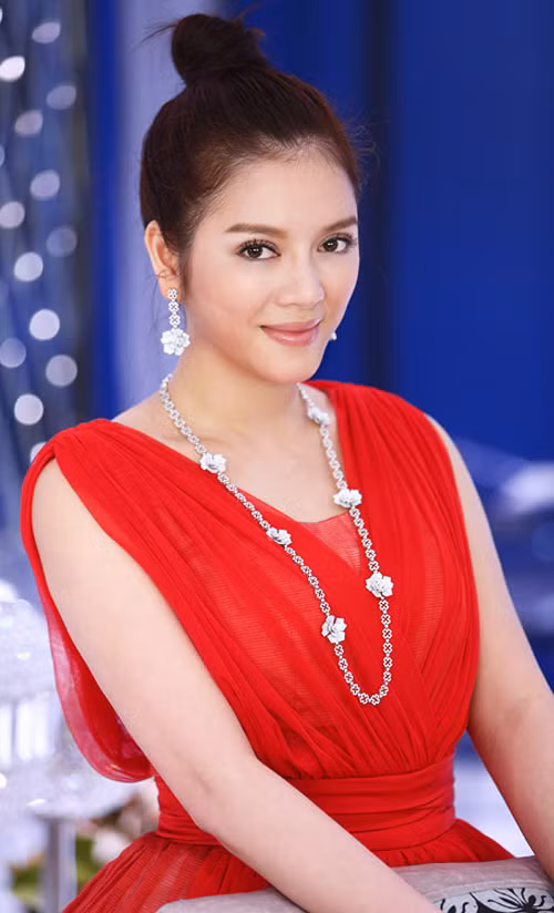 Mặc dù vướng vào rất nhiều thị phi từ khi trở thành Đại sứ nhưng Lý Nhã Kỳ vẫn cố gắng vượt qua để tích cực quảng bá cho du lịch quốc gia bằng nhiều hoạt động, đặc biệt là các dự án hợp tác với nước ngoài. Thời gian qua, cô đã bay sang Hong Kong, Philippines để triển khai kế hoạch cũng như tham gia vào sự kiện trao kỷ niệm chương của tổ chức 7 Wonders cho các kỳ quan thiên nhiên mới của thế giới. (Theo Ngôi Sao) Mặc dù vướng vào rất nhiều thị phi từ khi trở thành Đại sứ nhưng Lý Nhã Kỳ vẫn cố gắng vượt qua để tích cực quảng bá cho du lịch quốc gia bằng nhiều hoạt động, đặc biệt là các dự án hợp tác với nước ngoài. Thời gian qua, cô đã bay sang Hong Kong, Philippines để triển khai kế hoạch cũng như tham gia vào sự kiện trao kỷ niệm chương của tổ chức 7 Wonders cho các kỳ quan thiên nhiên mới của thế giới. (Theo Ngôi Sao)