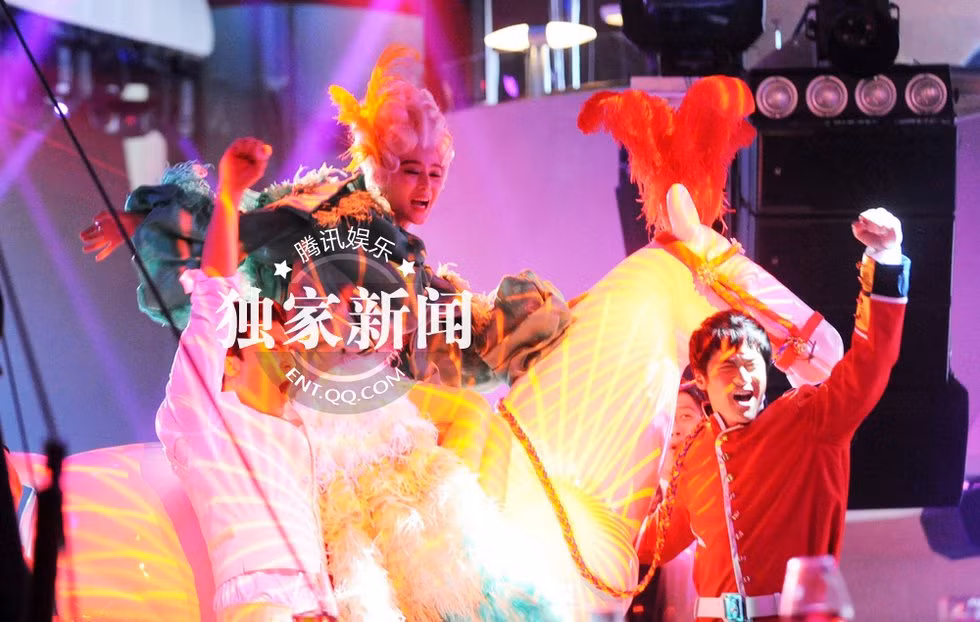 Daniel và Tưởng Kinh Phu đỡ ngựa cho người đẹp. Daniel và Tưởng Kinh Phu đỡ ngựa cho người đẹp.