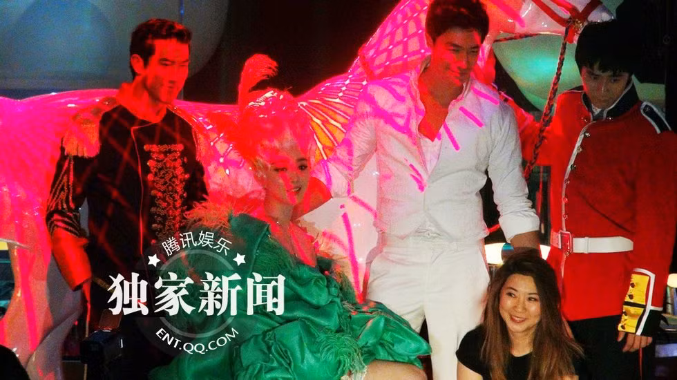 Tại trường quay với sự xuất hiện của Phạm Băng Băng trong trang phục của các người đẹp châu Âu thời Phục Hưng, đầu đội tóc giả màu bạch kim. Khéo léo khoe bờ vai trần và đôi chân đẹp mướt mắt... Tại trường quay với sự xuất hiện của Phạm Băng Băng trong trang phục của các người đẹp châu Âu thời Phục Hưng, đầu đội tóc giả màu bạch kim. Khéo léo khoe bờ vai trần và đôi chân đẹp mướt mắt...