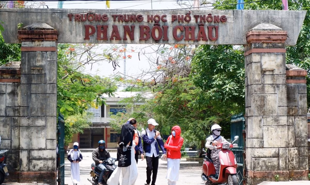 Hàng chục giáo viên nghỉ hưu ở Trường trung học phổ thông Phan Bội Châu cũng chưa thể nhận phụ cấp thâm niên. Ảnh: TB