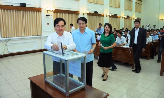 Bộ trưởng Bộ GD&amp;ĐT Phùng Xuân Nhạ; các Thứ trưởng Phạm Mạnh Hùng, Nguyễn Thị Nghĩa; đại diện Công đoàn GD Việt Nam, các trường đại học, các Cục, Vụ, Viện và các cơ quan trực thuộc Bộ GD&amp;ĐT quyên góp ủng hộ đồng bào miền Trung