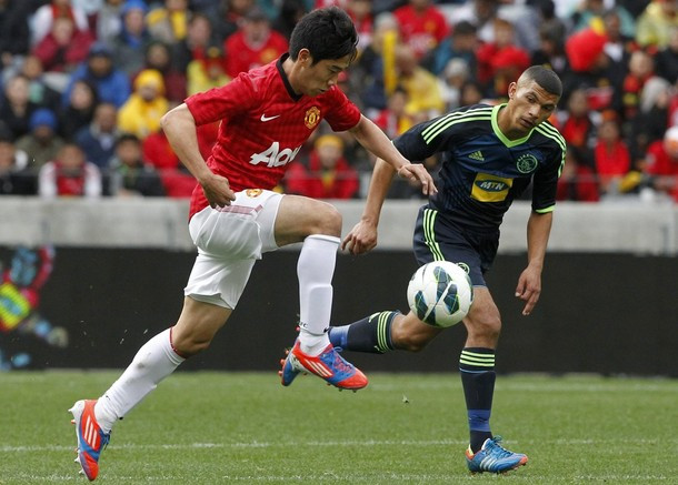 Kagawa chơi rất năng nổ, chạy chỗ thông minh, có những đường chuyền rất chuẩn xác và thiếu chút nữa thì Kagawa có bàn thắng đầu tiên trong màu áo mới nếu cú đánh đầu của tân binh này không bị cột dọc từ chối. Kagawa chơi rất năng nổ, chạy chỗ thông minh, có những đường chuyền rất chuẩn xác và thiếu chút nữa thì Kagawa có bàn thắng đầu tiên trong màu áo mới nếu cú đánh đầu của tân binh này không bị cột dọc từ chối.