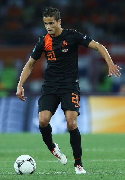 Cả Arsenal và Liverpool đều đang theo đuổi tiền đạo Ibrahim Afellay (Barcelona).