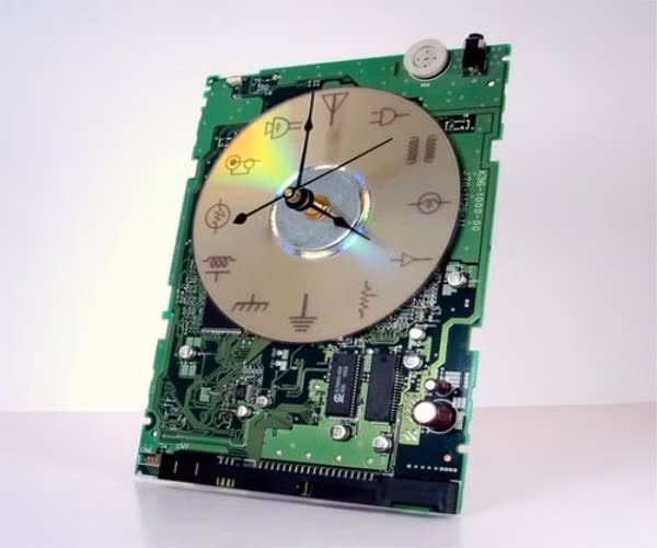 6. Đồng hồ treo tường Mặc dù không thể đảm bảo được độ chính xác tuyệt đối về thời gian nhưng chiếc đồng hồ làm từ các bảng vi mạch của máy tính này vẫn là một sản phẩm tái chế khá độc đáo của Electrickery. Nó được bán trên thị trường với giá 14.63 đô la