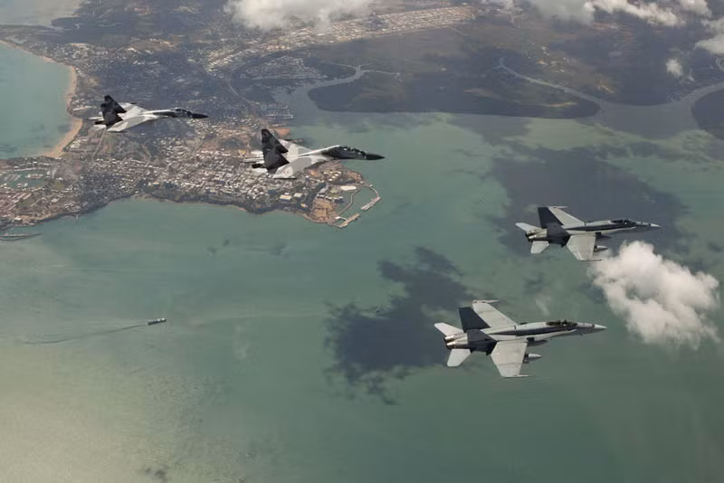 6. F/A-18 “sát cánh” Su-30 trên không phận Australia Ngày 27/7, cuộc tập trận quân sự mang tên Pitch Black 12 đã chính thức bắt đầu tại Darwin, thủ phủ của Lãnh thổ phía Bắc nước Úc. Xem chiến đấu cơ F/A-18 Hornet sát cánh cùng Sukhoi Su-27 & Su-30 Flanker trên không phận Australia. (xem trọn bộ ảnh) 6. F/A-18 “sát cánh” Su-30 trên không phận Australia Ngày 27/7, cuộc tập trận quân sự mang tên Pitch Black 12 đã chính thức bắt đầu tại Darwin, thủ phủ của Lãnh thổ phía Bắc nước Úc. Xem chiến đấu cơ F/A-18 Hornet sát cánh cùng Sukhoi Su-27 & Su-30 Flanker trên không phận Australia. (xem trọn bộ ảnh)