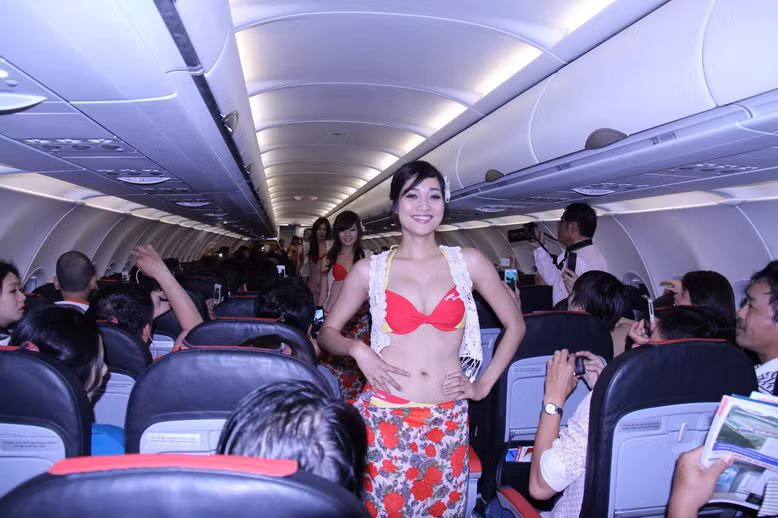 Đây chính là một trong những bức ảnh được cư dân mạng mang ra "mổ xẻ", và một bộ phận không nhỏ cho rằng việc mặc bikini lên máy bay dù là quảng cáo là phản cảm (một bộ phận lại cho rằng không nên có cái nhìn khắt khe về chuyện này). Trong ảnh là Ngọc Diệp, tiếp viên hàng không của hãng. Đây chính là một trong những bức ảnh được cư dân mạng mang ra "mổ xẻ", và một bộ phận không nhỏ cho rằng việc mặc bikini lên máy bay dù là quảng cáo là phản cảm (một bộ phận lại cho rằng không nên có cái nhìn khắt khe về chuyện này). Trong ảnh là Ngọc Diệp, tiếp viên hàng không của hãng.