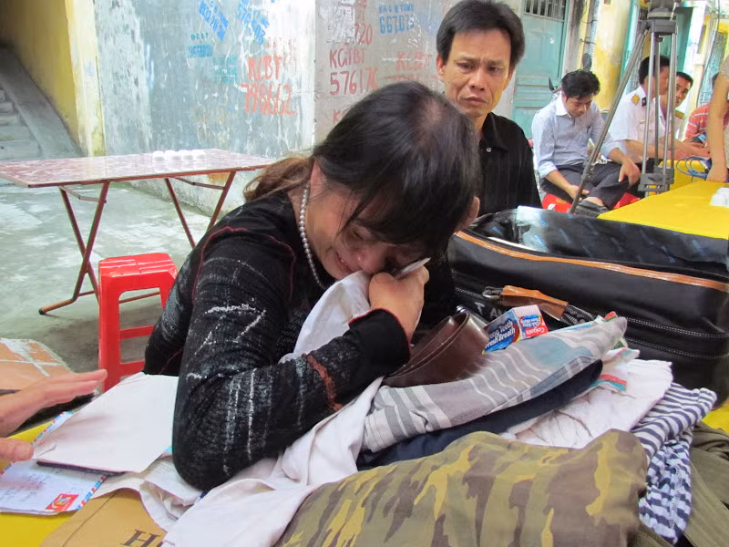 10. Quặn thắt lòng trước những di vật của Liệt sĩ hy sinh ở Trường Sa Blogger Mai Thanh Hải đã có chùm ảnh gây xúc động lớn trong cư dân mạng khi anh cho đăng tải hình ảnh tất cả “gia tài” của Liệt sĩ Hoàng Đặng Hùng (chiến sĩ Lữ đoàn 46, vùng 4 Hải quân), hy sinh tại đảo chìm Đá Lớn A, quần đảo Trường Sa được đồng đội trong đơn vị chuyển từ ngoài đảo về cho gia đình. (xem trọn bộ ảnh) 10. Quặn thắt lòng trước những di vật của Liệt sĩ hy sinh ở Trường Sa Blogger Mai Thanh Hải đã có chùm ảnh gây xúc động lớn trong cư dân mạng khi anh cho đăng tải hình ảnh tất cả “gia tài” của Liệt sĩ Hoàng Đặng Hùng (chiến sĩ Lữ đoàn 46, vùng 4 Hải quân), hy sinh tại đảo chìm Đá Lớn A, quần đảo Trường Sa được đồng đội trong đơn vị chuyển từ ngoài đảo về cho gia đình. (xem trọn bộ ảnh)