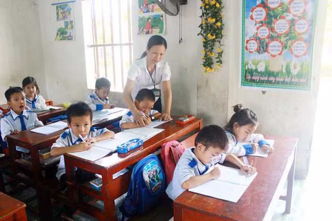 Bộ Giáo dục và Đào tạo đề xuất chủ trương không tuyển mới giáo viên dạy tiểu học có trình độ Trung cấp sư phạm hoặc cao đẳng sư phạm. (Ảnh minh họa: VTV)
