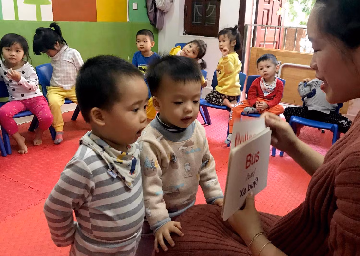 Thông qua các hoạt động như sắm vai, vẽ tranh, đóng kịch, kể chuyện, trò chơi và hoạt động sáng tạo cũng như thử nghiệm sẽ tạo cho trẻ một không gian rộng mở để tưởng tượng và đưa ra những ý tưởng mới. Ảnh minh họa: Tùng Dương.