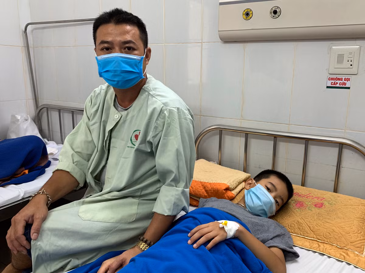 Hiện nay còn 2 cháu bị nhiễm khuẩn nên đang phải nằm lại viện để điều trị thuốc kháng sinh theo phác đồ. Ảnh: TD. Hiện nay còn 2 cháu bị nhiễm khuẩn nên đang phải nằm lại viện để điều trị thuốc kháng sinh theo phác đồ. Ảnh: TD.