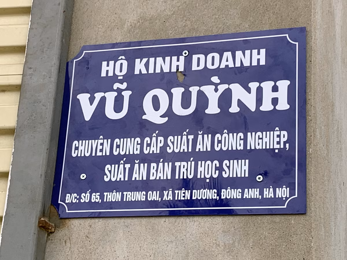 Hộ kinh doanh Vũ Quỳnh có địa chỉ số 65, thôn Trung Oai, xã Tiên Dương, huyện Đông Anh là đơn vị cung cấp suất ăn sẵn cho Trường Tiểu học Tiên Dương, nhà xưởng này rộng khoảng 60m2 được xây dựng tạm nằm ngay cạnh Trường Tiểu học Tiên Dương . Ảnh: TD. Hộ kinh doanh Vũ Quỳnh có địa chỉ số 65, thôn Trung Oai, xã Tiên Dương, huyện Đông Anh là đơn vị cung cấp suất ăn sẵn cho Trường Tiểu học Tiên Dương, nhà xưởng này rộng khoảng 60m2 được xây dựng tạm nằm ngay cạnh Trường Tiểu học Tiên Dương . Ảnh: TD.