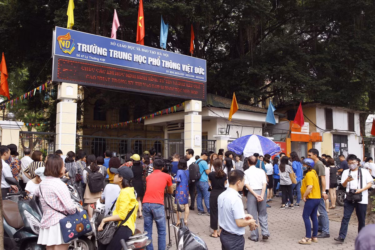 Nhà giáo ưu tú Nguyễn Văn Ngọc: "Thi tốt nghiệp phổ thông là thi tốt nghiệp phổ thông, còn thi vào đại học là thi đại học, lâu nay chúng ta cứ thích ghép lại, theo tôi tách ra sẽ tốt hơn". Ảnh minh họa: Tùng Dương. Nhà giáo ưu tú Nguyễn Văn Ngọc: "Thi tốt nghiệp phổ thông là thi tốt nghiệp phổ thông, còn thi vào đại học là thi đại học, lâu nay chúng ta cứ thích ghép lại, theo tôi tách ra sẽ tốt hơn". Ảnh minh họa: Tùng Dương.