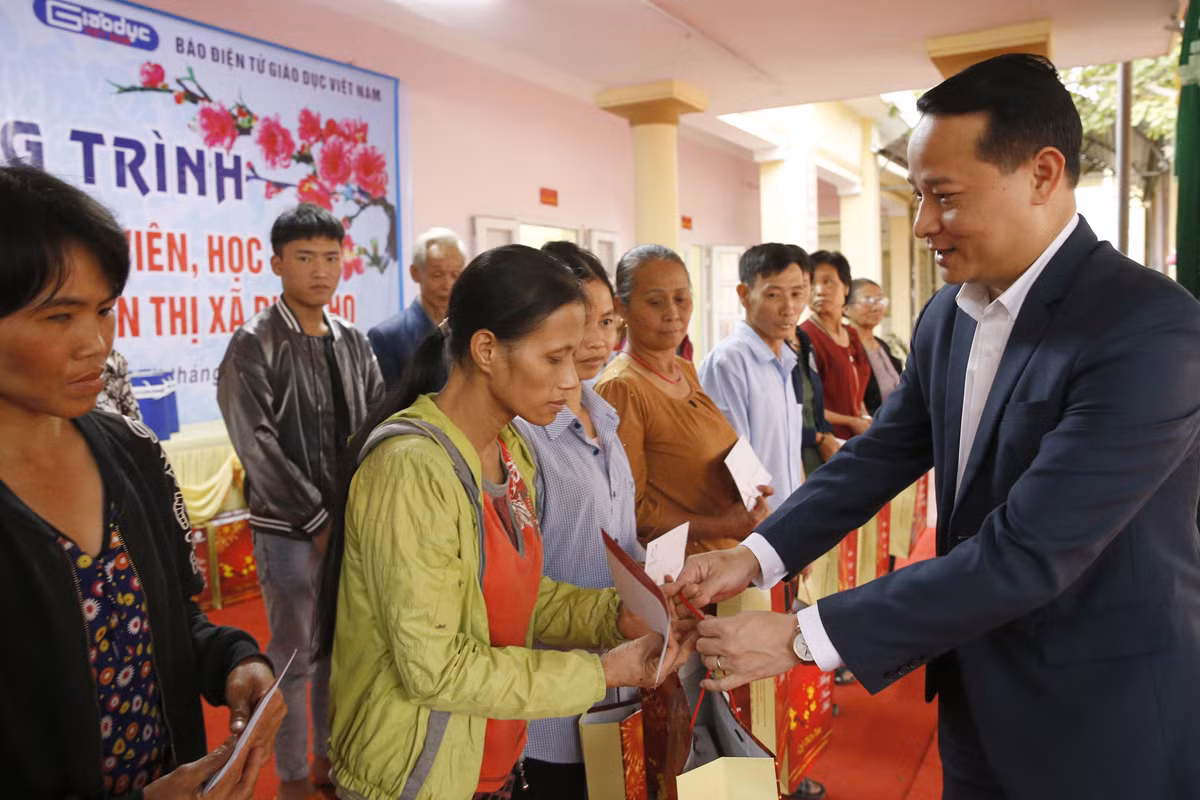 Ông Nguyễn Công Huân - phó Chủ tịch Ủy ban nhân dân thị xã Phú Thọ đang trao quà cho các hộ nghèo. Ảnh: Tùng Dương.