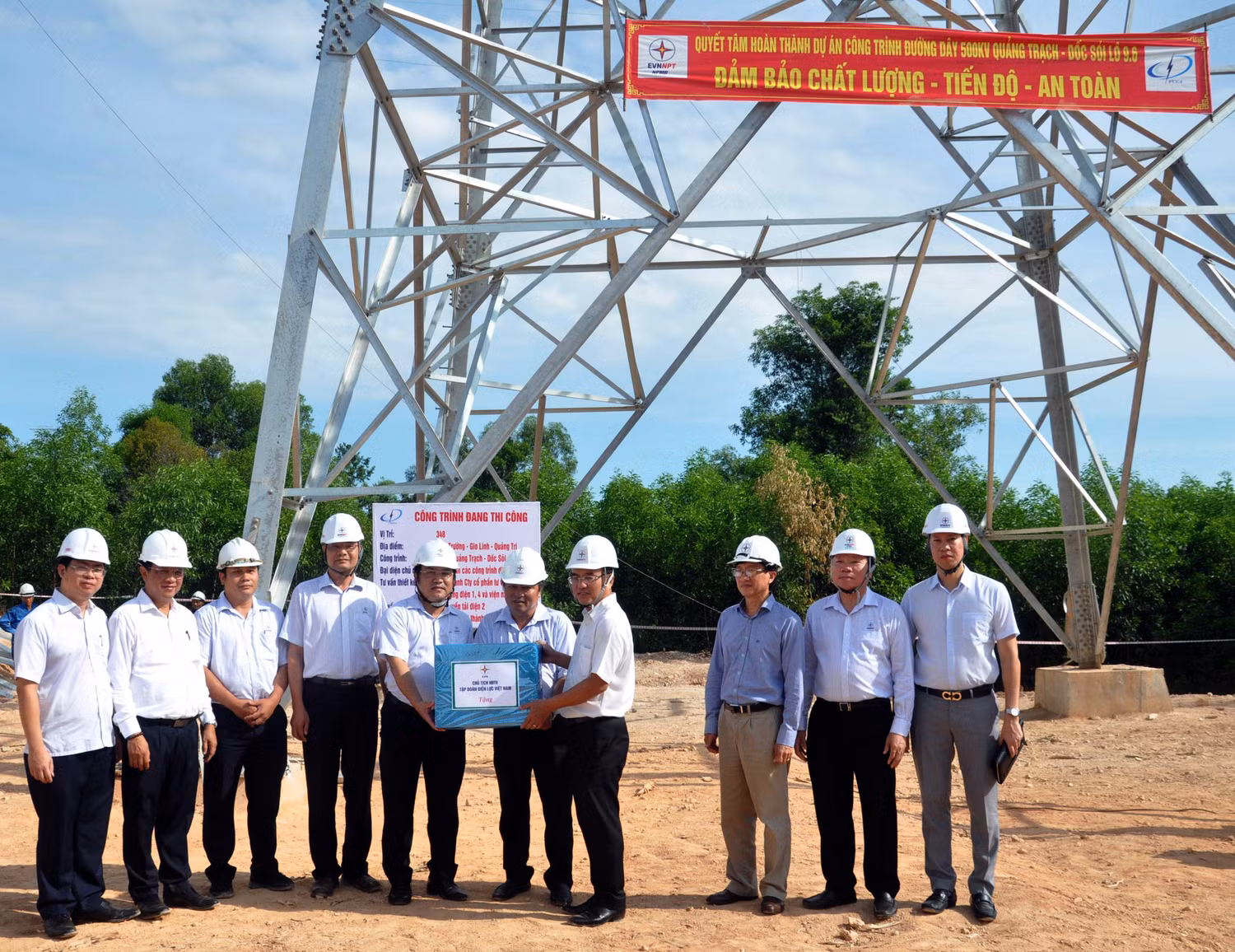 Chủ tịch Hội đồng thành viên EVN - Dương Quang Thành tặng quà Ban Tiền phương (CPMB) tại công trường. Chủ tịch Hội đồng thành viên EVN - Dương Quang Thành tặng quà Ban Tiền phương (CPMB) tại công trường.