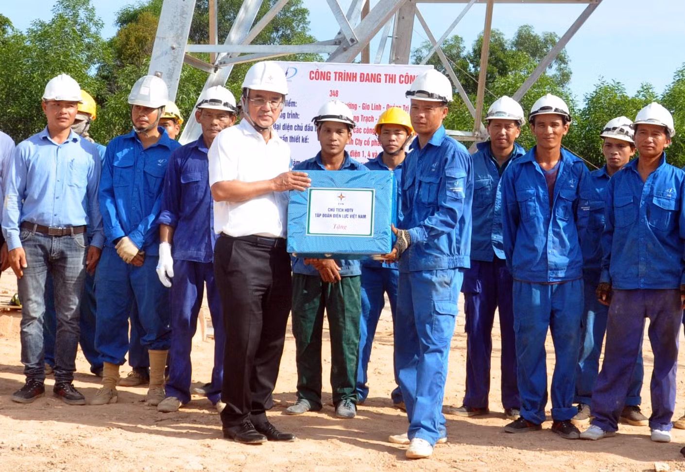 Chủ tịch Hội đồng thành viên EVN - Dương Quang Thành tặng quà cho đại diện PECC4 thi công vị trí cột 348 đường dây 500kV mạch 3. Chủ tịch Hội đồng thành viên EVN - Dương Quang Thành tặng quà cho đại diện PECC4 thi công vị trí cột 348 đường dây 500kV mạch 3.