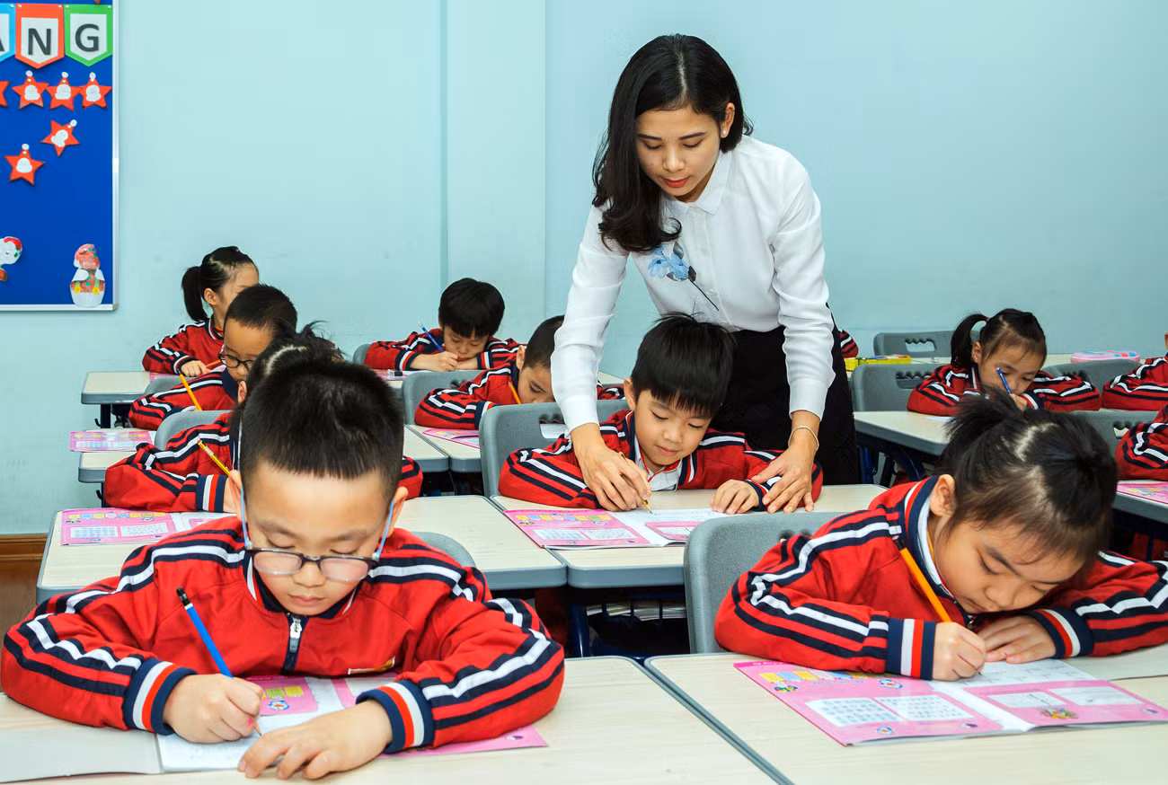 Cô giáo Phạm Thị Bích Ngọc trong giờ luyện tập viết của học sinh Trường tiểu học Nguyễn Bỉnh Khiêm (Cầu Giấy, Hà Nội). Ảnh: Nhân vật cung cấp. Cô giáo Phạm Thị Bích Ngọc trong giờ luyện tập viết của học sinh Trường tiểu học Nguyễn Bỉnh Khiêm (Cầu Giấy, Hà Nội). Ảnh: Nhân vật cung cấp.