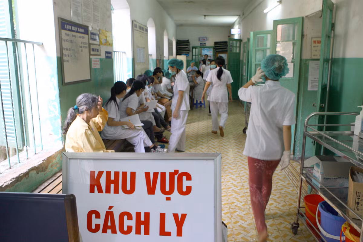 Ở người, virus lây từ người này sang người kia thông qua tiếp xúc với dịch cơ thể của người bệnh. Ảnh: Tùng Dương.