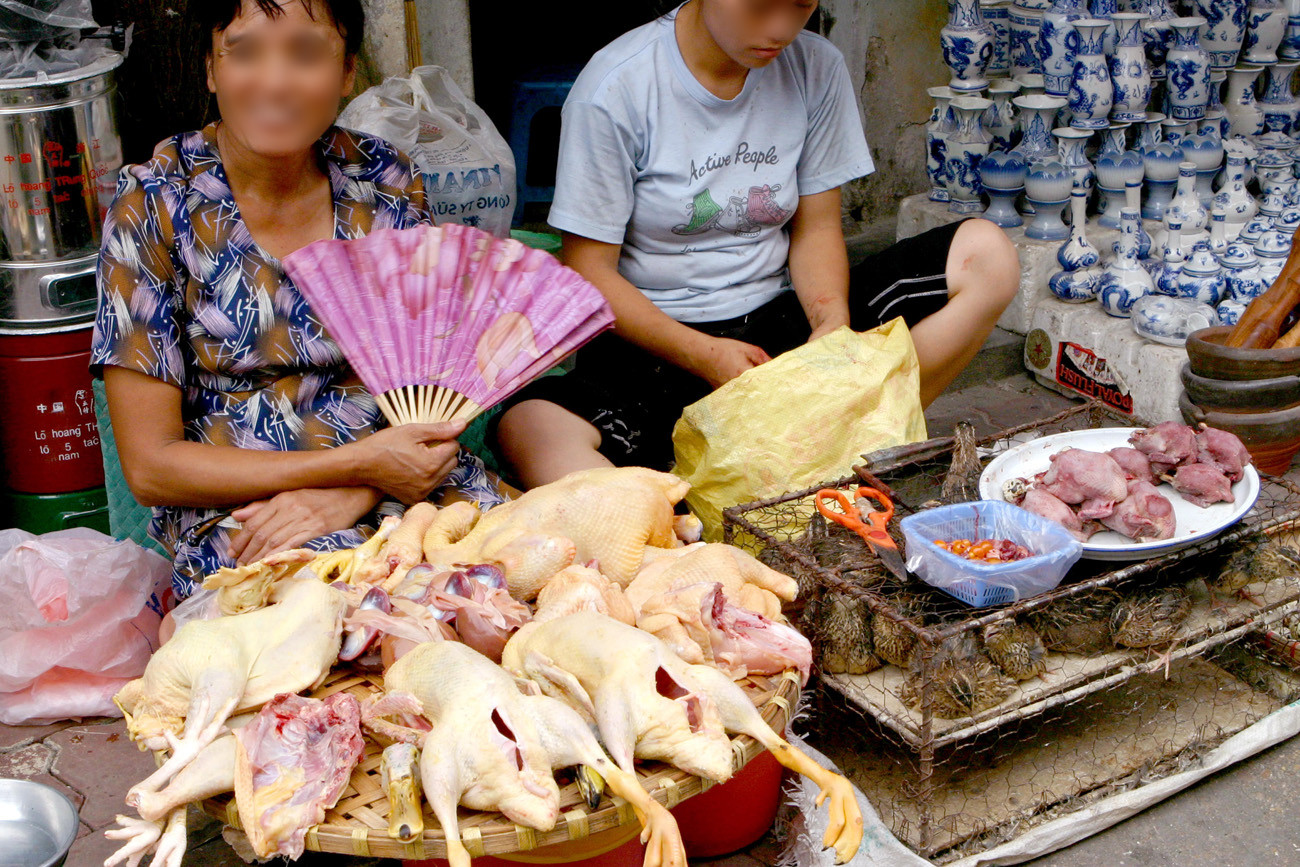 Gia cầm được bày bán ở những điểm chợ nhỏ lẻ chưa được kiểm soát chất lượng. Ảnh: Tùng Dương.