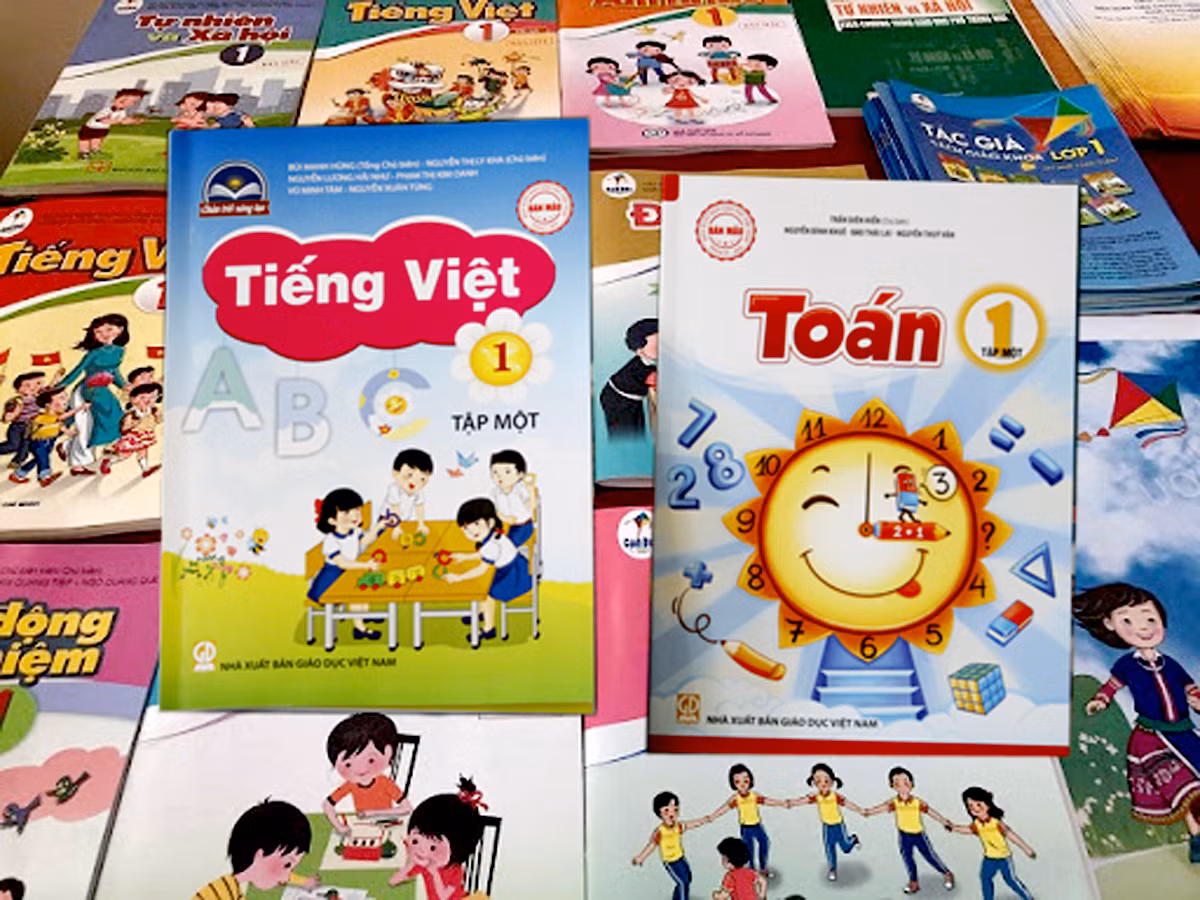 Đầu năm 2019, Nhà xuất bản Giáo dục Việt Nam lại “âm thầm” tăng giá sách giáo khoa khi chưa được sự đồng ý của Bộ Giáo dục và Đào tạo. Ảnh minh họa: Tùng Dương.