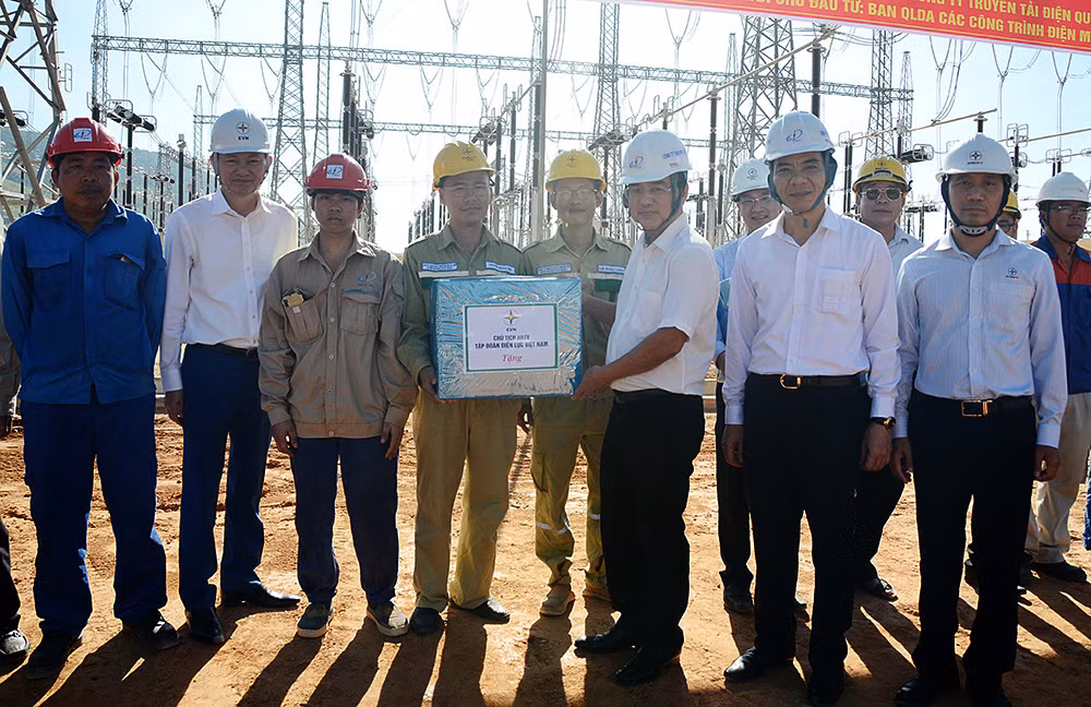 Đoàn công tác của EVN, EVNNPT thăm hỏi và tặng quà đơn vị thi công sân phân phối 500kV Trung tâm điện lực Quảng Trạch. Đoàn công tác của EVN, EVNNPT thăm hỏi và tặng quà đơn vị thi công sân phân phối 500kV Trung tâm điện lực Quảng Trạch.