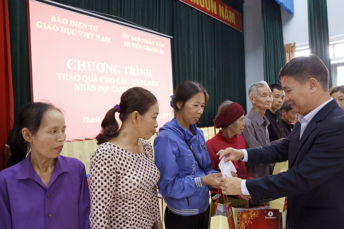 Nhà báo Nguyễn Tiến Bình - Tổng biên tập Báo điện tử Giáo dục Việt Nam trao quà Tết và gửi lời chúc Tết đến các gia đình. Ảnh: Tùng Dương.