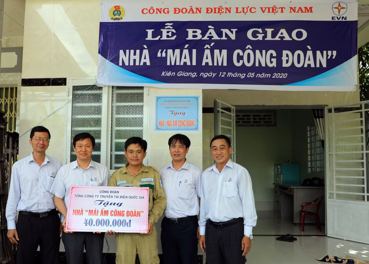 Trao tặng nhà Mái ấm Công đoàn.cho người lao động. Ảnh: EVNNPT.