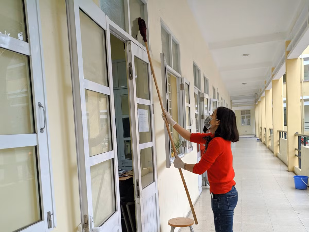 Toàn bộ cửa ra vào, cửa sổ các lớp học đều được lau sạch sẽ. Ảnh: Yên Hòa.