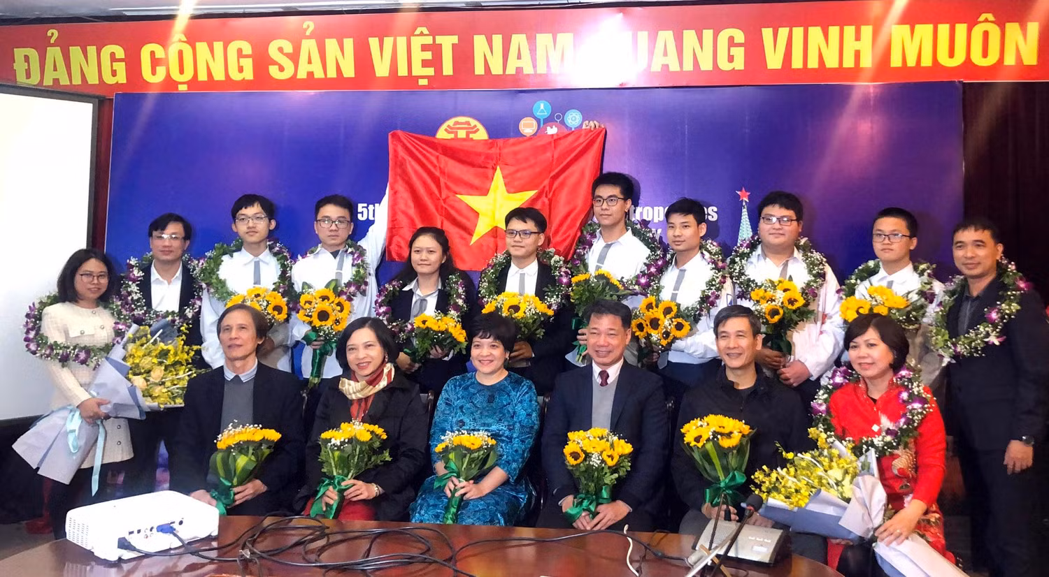 Ban giám hiệu Trường Trung học phổ thông chuyên Hà Nội - Amsterdam, và các thành viên ban chỉ đạo cùng 8 em học sinh đạt giải trong kì thi IOM 2020. Ảnh: Nhà trường cung cấp. Ban giám hiệu Trường Trung học phổ thông chuyên Hà Nội - Amsterdam, và các thành viên ban chỉ đạo cùng 8 em học sinh đạt giải trong kì thi IOM 2020. Ảnh: Nhà trường cung cấp.