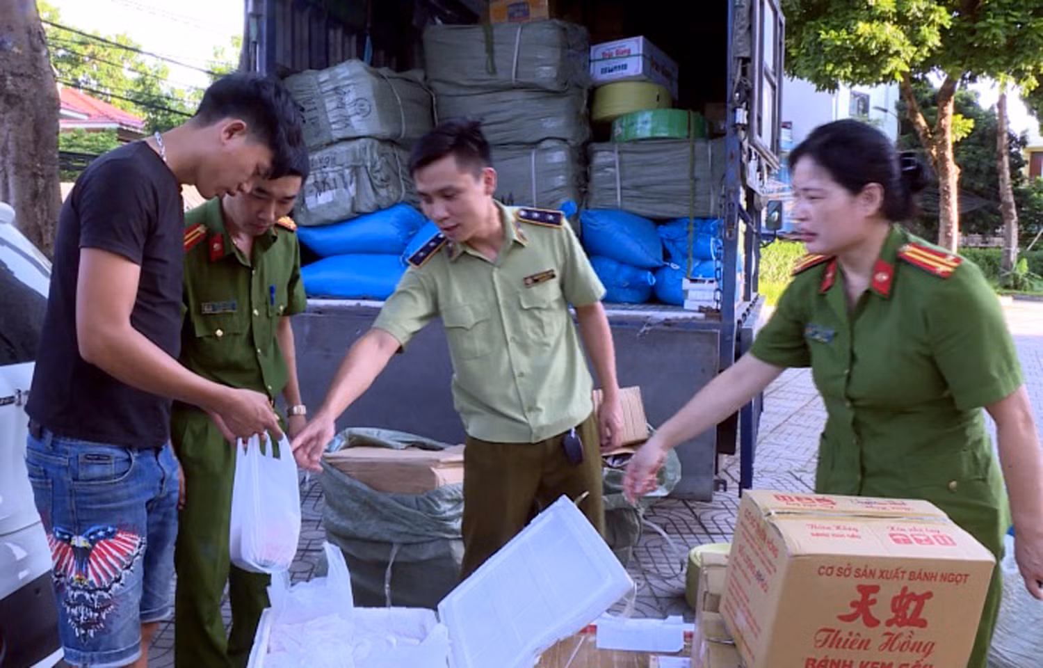 Phiên khai nhận mua số thực phẩm trên tại Hà Nội vận chuyển về Thái Nguyên tiêu thụ nhưng không có hóa đơn, chứng từ chứng minh nguồn gốc, xuất xứ. Ảnh: Dũng Minh.