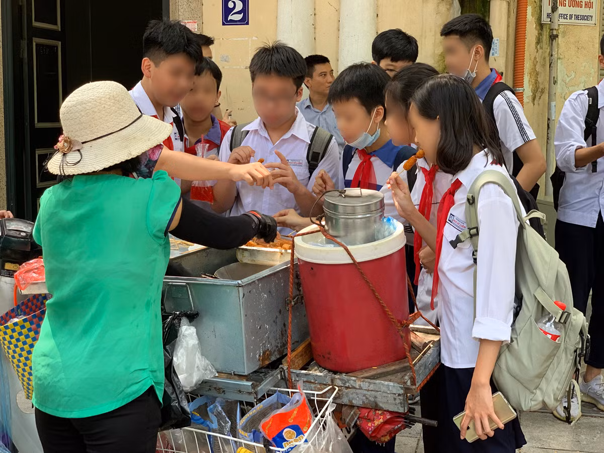 Hàng rong cổng trường tại góc phố Ngô Thì Nhậm - Hàm Long, Hà Nội. Ảnh: Tùng Dương. Hàng rong cổng trường tại góc phố Ngô Thì Nhậm - Hàm Long, Hà Nội. Ảnh: Tùng Dương.