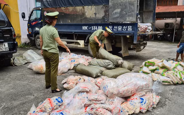Hiện, gần 1,2 tấn sủi cảo, chả cá trên đang được Đội Quản lý thị trường số 9 tạm giữ để xác minh làm rõ. Ảnh: TTXVN.
