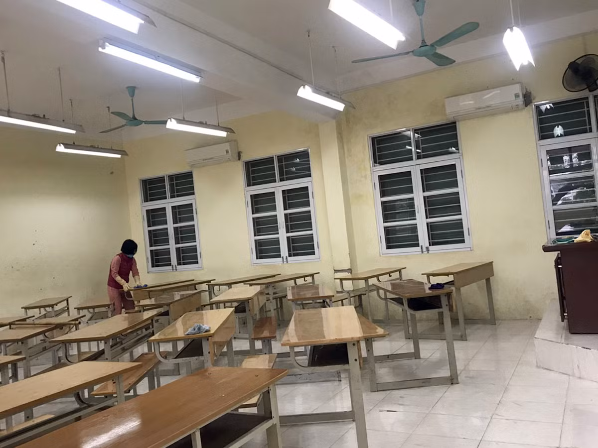 Tất cả bàn ghế đều được lau bằng thuốc khử khuẩn. Ảnh: Yên Hòa.
