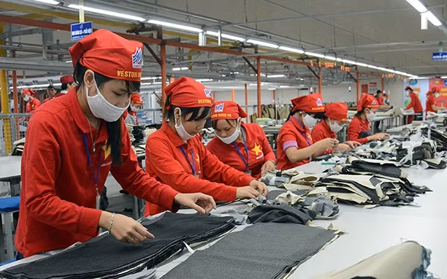 Nguyên nhân chủ yếu dẫn đến việc người lao động lựa chọn BHXH một lần là do, một số lao động gặp khó khăn khi tìm lại việc làm trong thời điểm dịch Covid-19. Ảnh: Duy Linh.