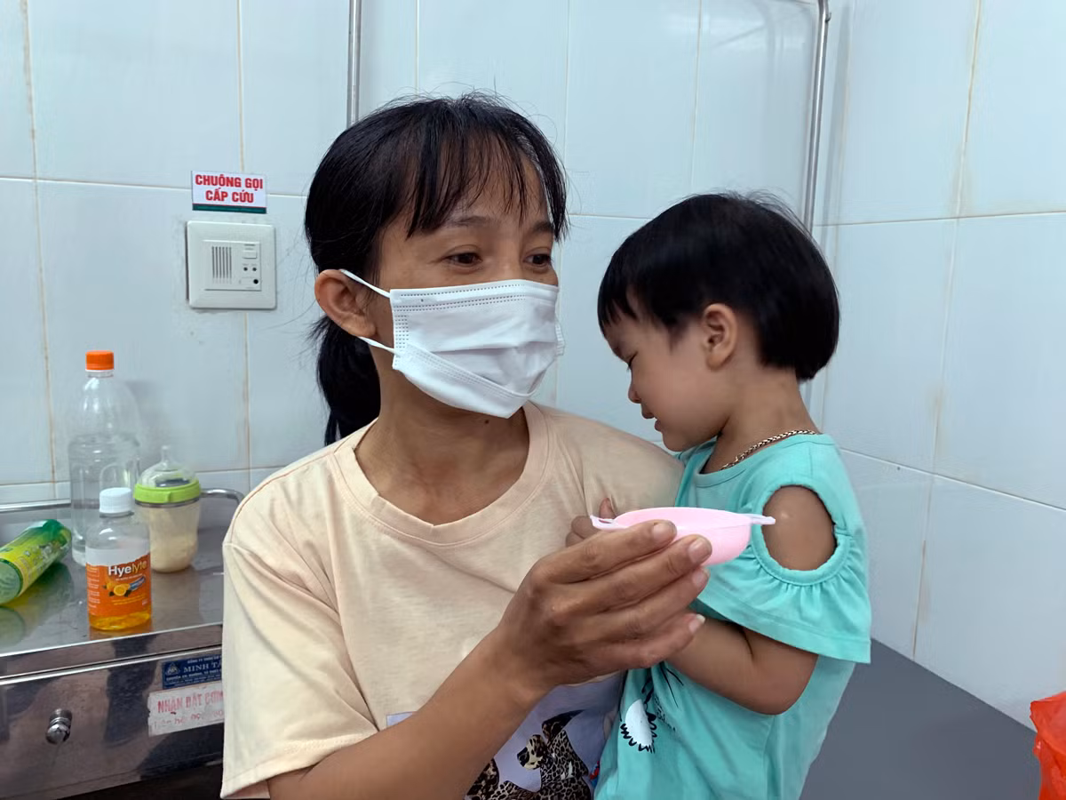 2 cháu học sinh của Trường mầm non Tiên Dương (xã Tiên Dương, huyện Đông Anh) cũng phải vào viện cấp cứu vì nhiễm khuẩn đường tiêu hóa nhưng đã được ra viện ngày hôm qua sau 5 ngày nằm điều trị tại viện. Ảnh: Tùng Dương.