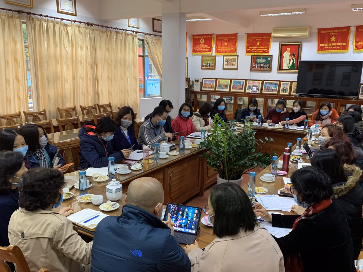 Học sinh được nghỉ nhưng ban giám hiệu và các giáo viên vẫn đến trường để chuẩn bị bài học. Ảnh: TD.