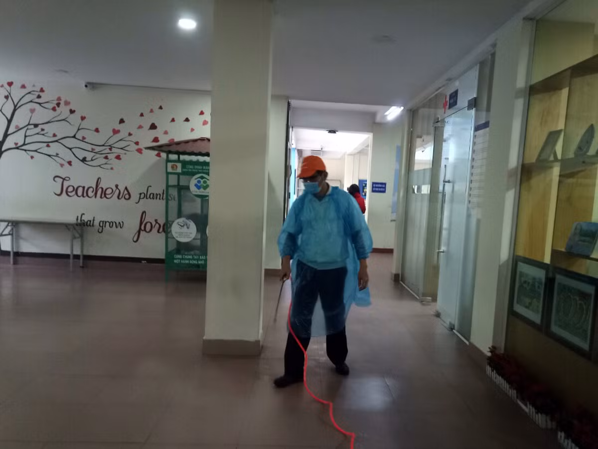 Khử trùng toàn bộ khuôn viên và các trang thiết bị trong nhà trường. Ảnh: TD.