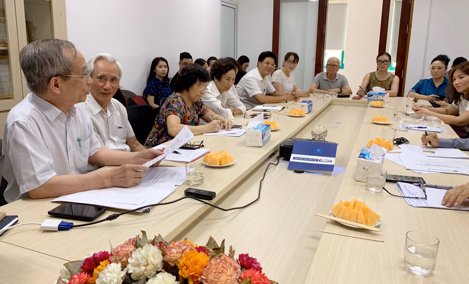Các đại biểu đến dự buổi Tọa đàm :“Nhu cầu hoạt động hè của học sinh, phụ huynh, nhà trường và quy định ngày tựu trường đối với khối phổ thông tư thục” do Tạp chí điện tử Giáo dục Việt Nam tổ chức. Ảnh: Tùng Dương.